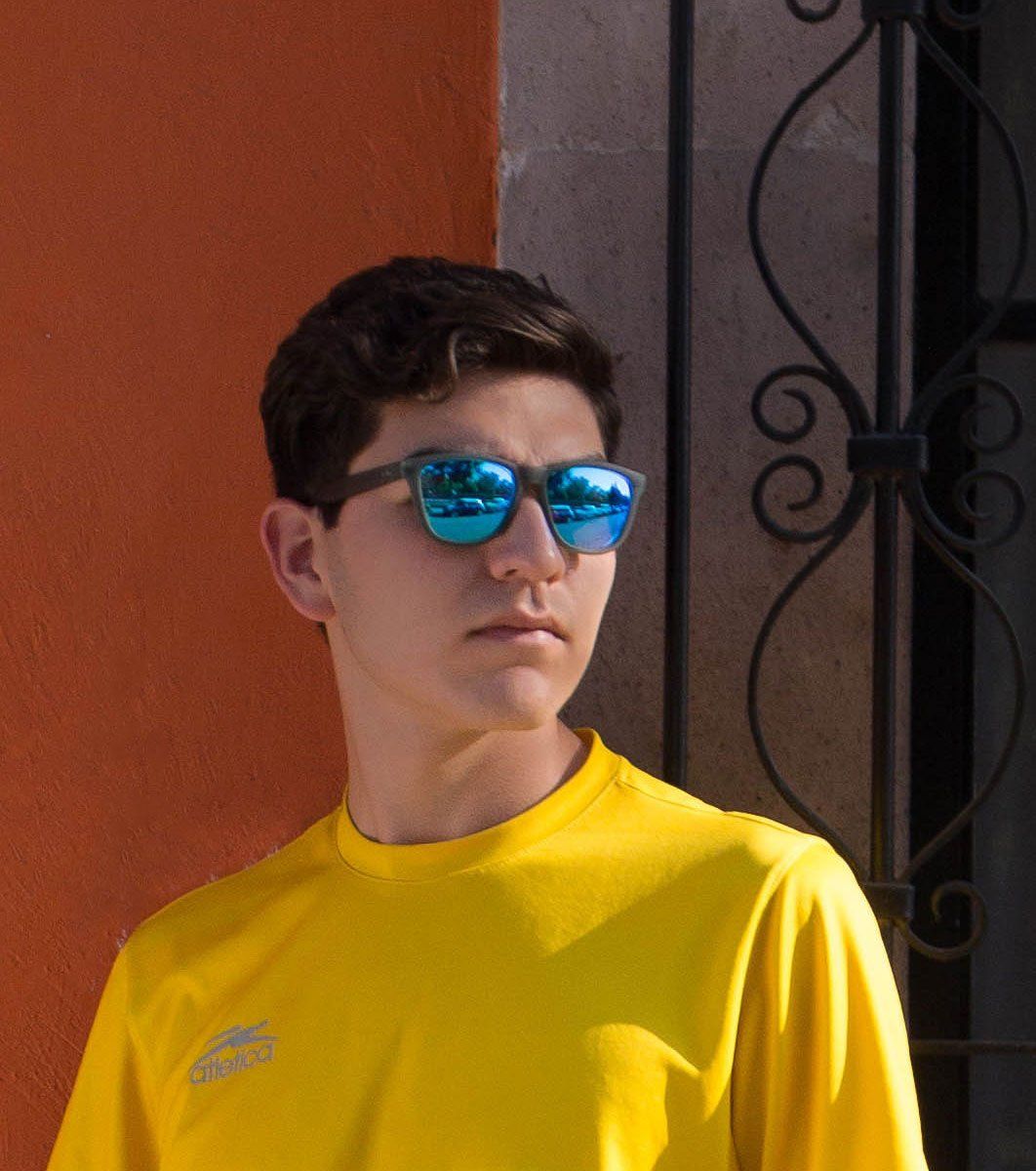 Un homme aux verres solaires colorés bleus