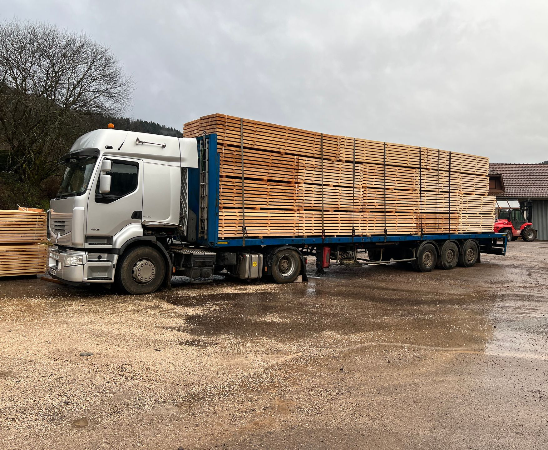 Camion chargé de planches en bois