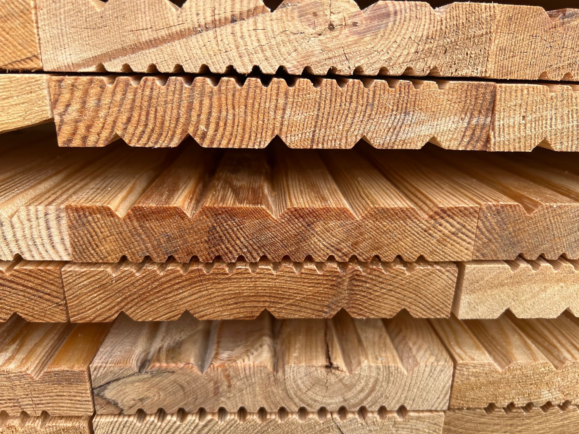 Des ouvriers du bâtiment construisent des fondations en bois sur un chantier.