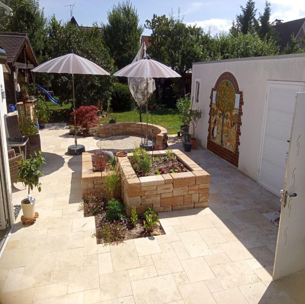 Garten mit Dekoelementen