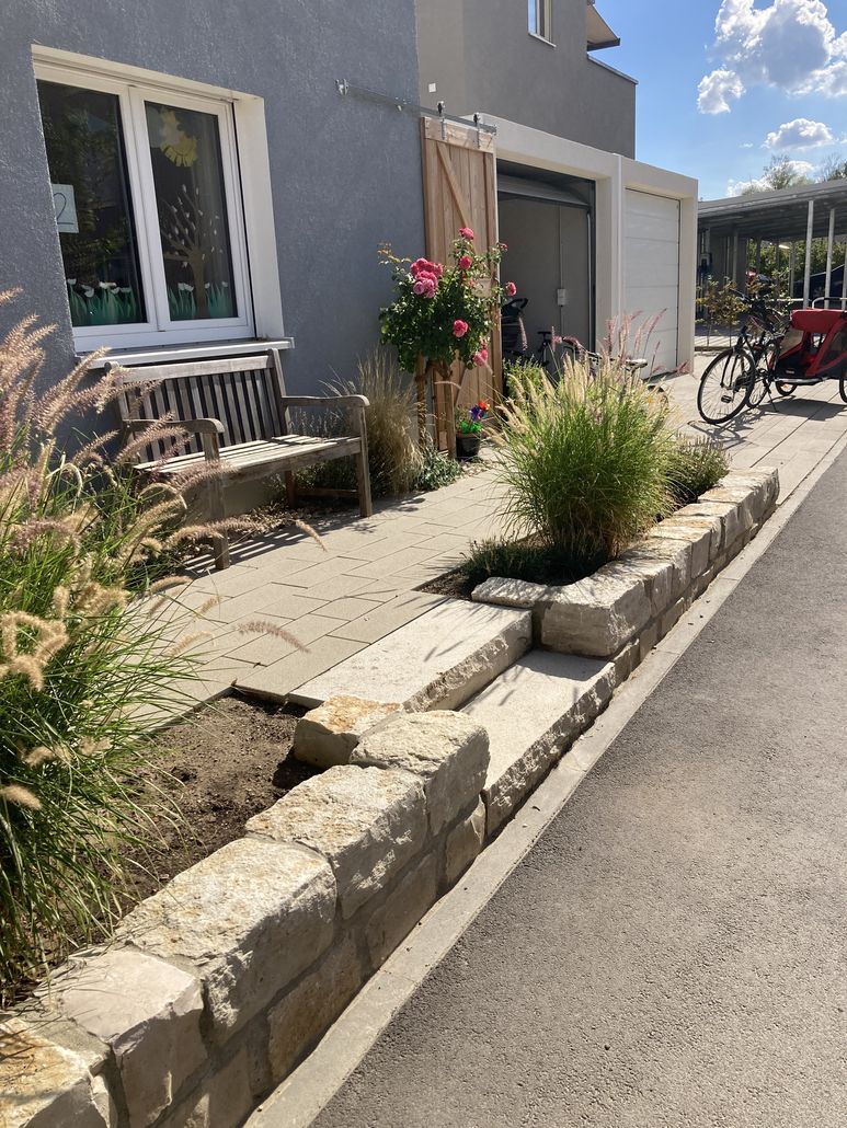 Hecke mit Steintreppe