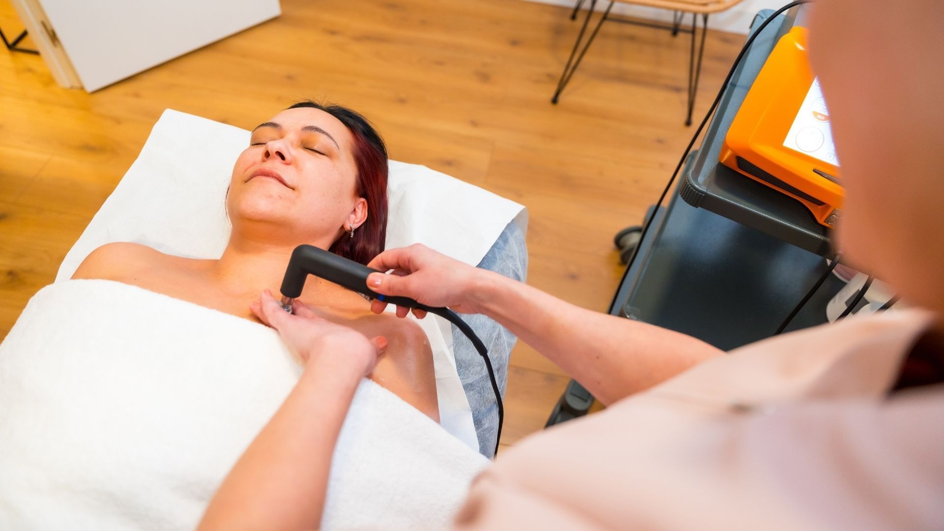 Brazo de una persona siendo examinado por otra persona; fondo blanco, chequeo médico.