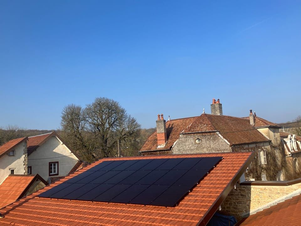 Panneaux solaires sur une toiture en tuile