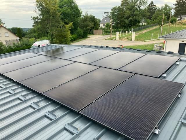 Panneaux solaires sur une toiture en bac acier