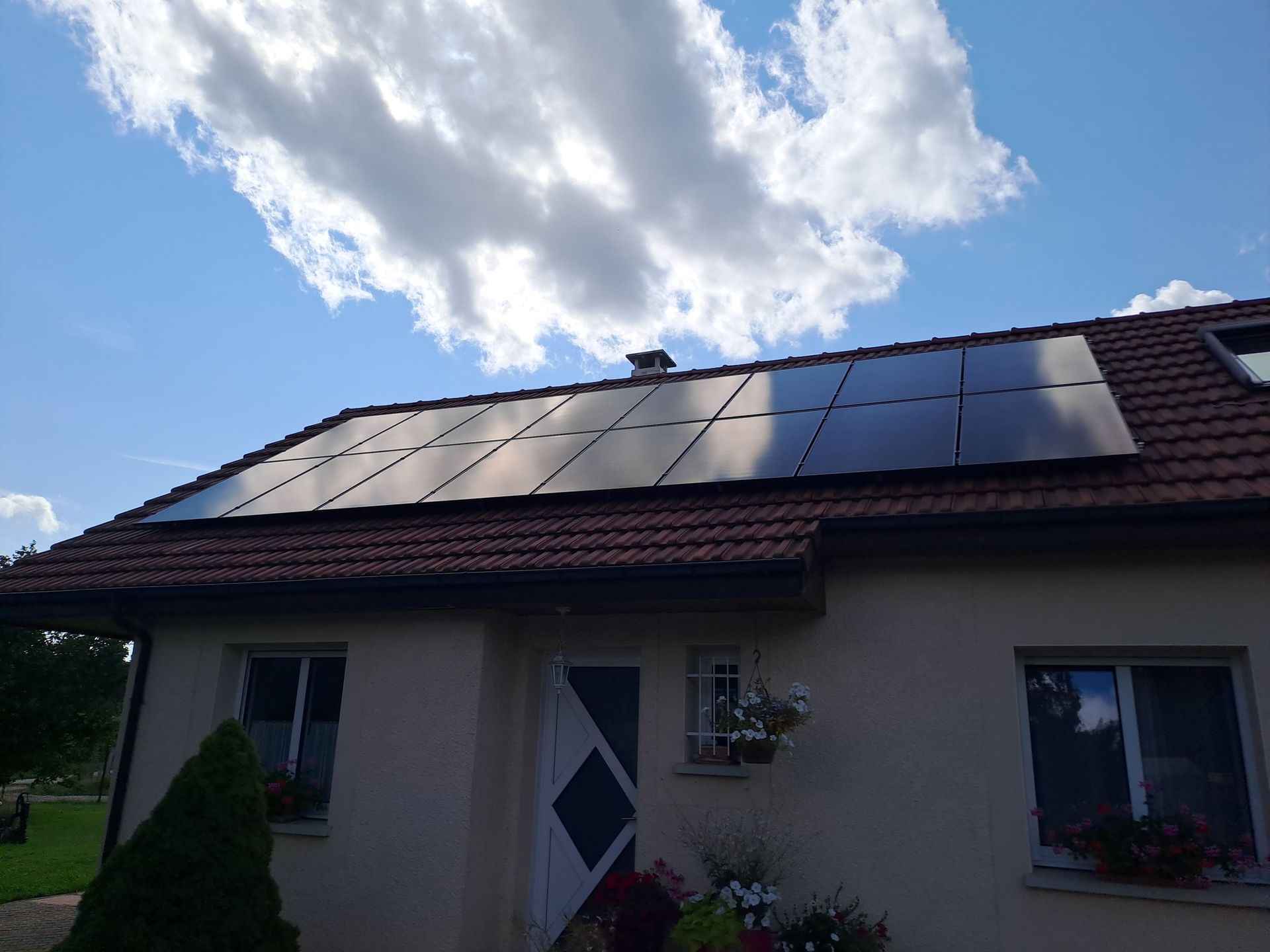 Panneaux solaires sur une maison avec un grand ciel bleu