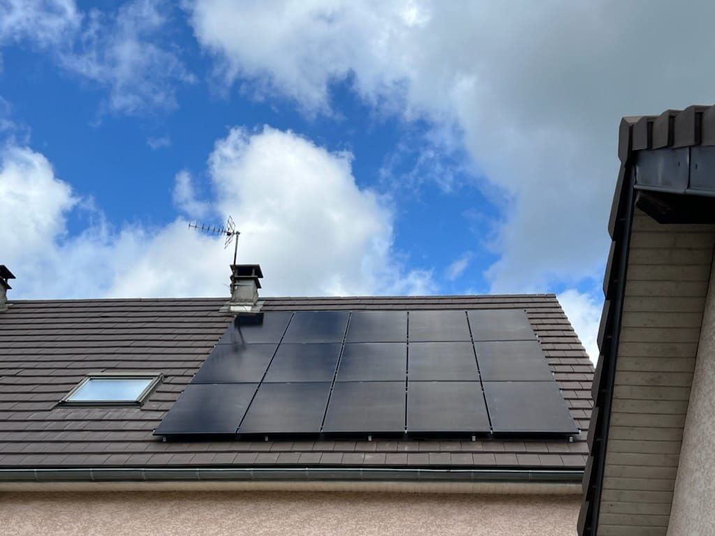 Panneaux solaires sur une maison à la toiture grise