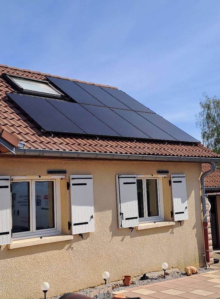 Panneaux solaires sur une maison neuve