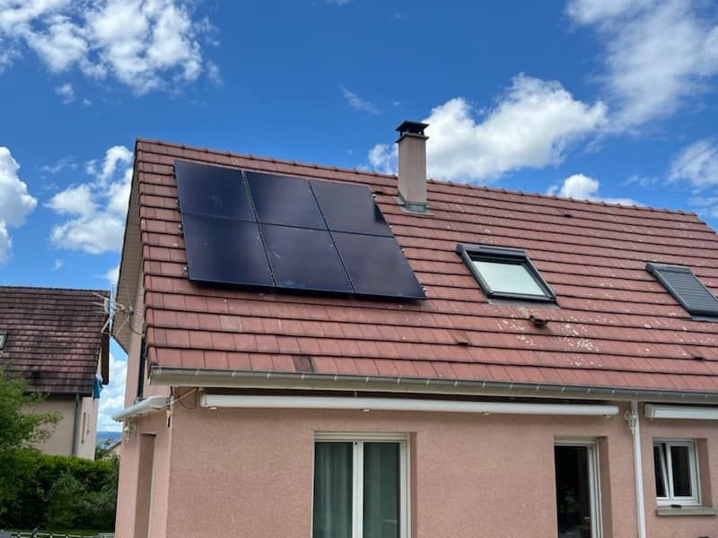 Panneaux solaires sur une maison avec une fenêtre de toit