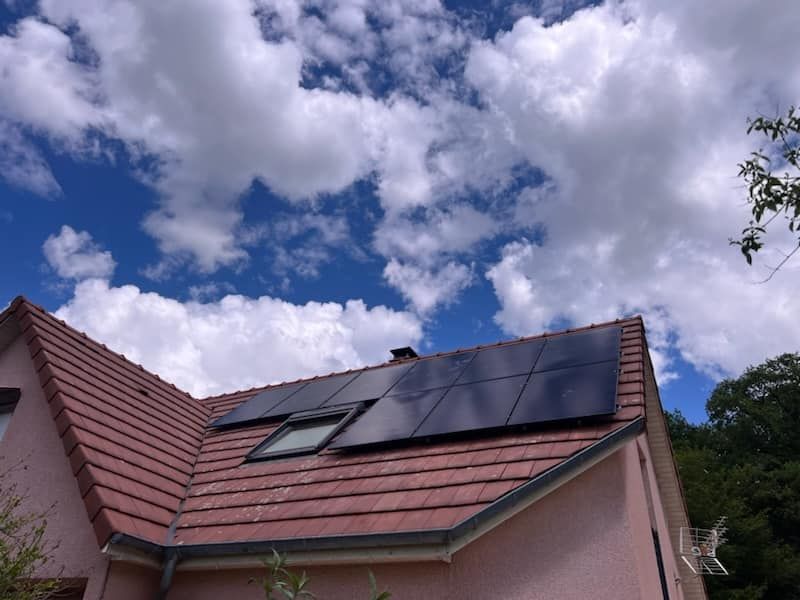Panneaux solaires sur une maison avec un vélux
