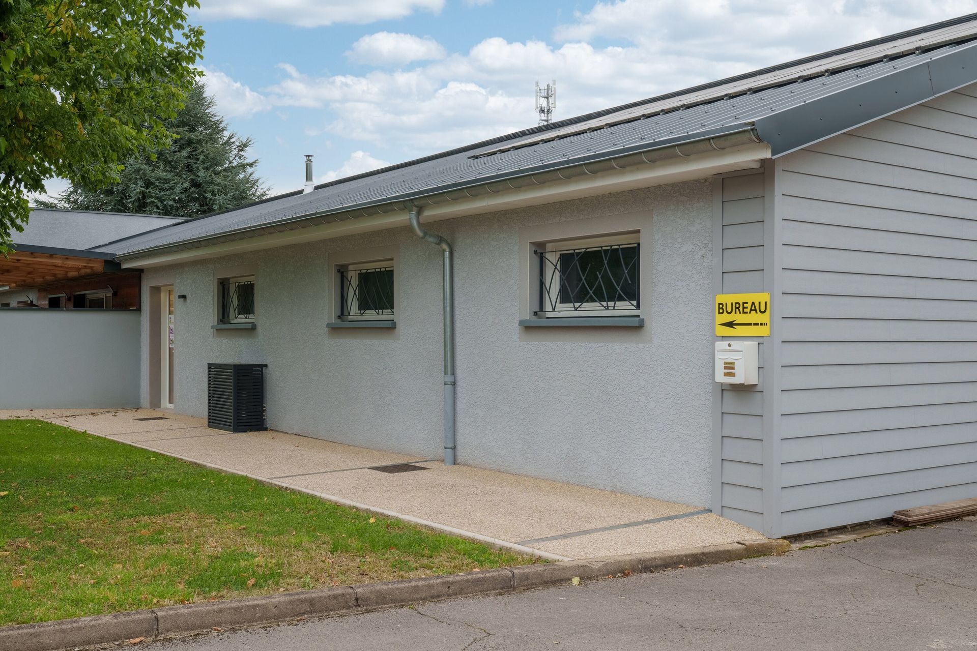 Panneaux solaires sur un bâtiment