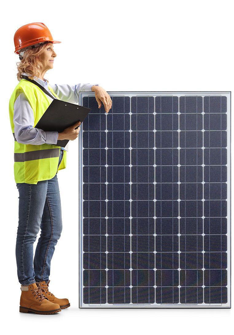 Femme en tenu de sécurité avec un panneau solaire