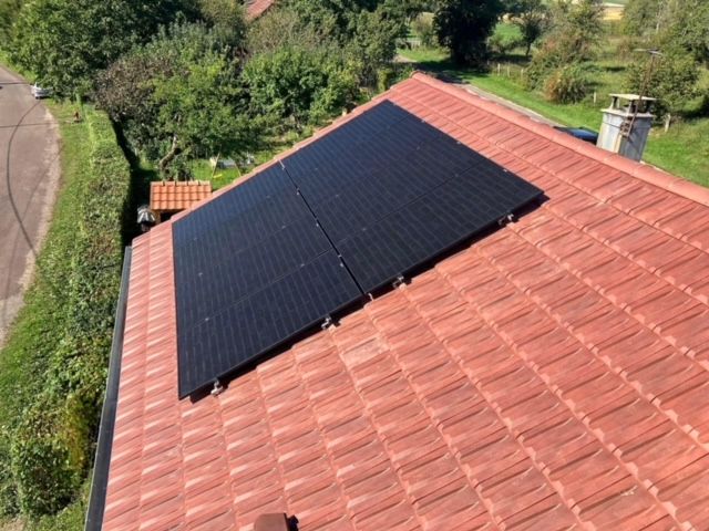 Panneaux photovoltaïques sur un toit en tuile