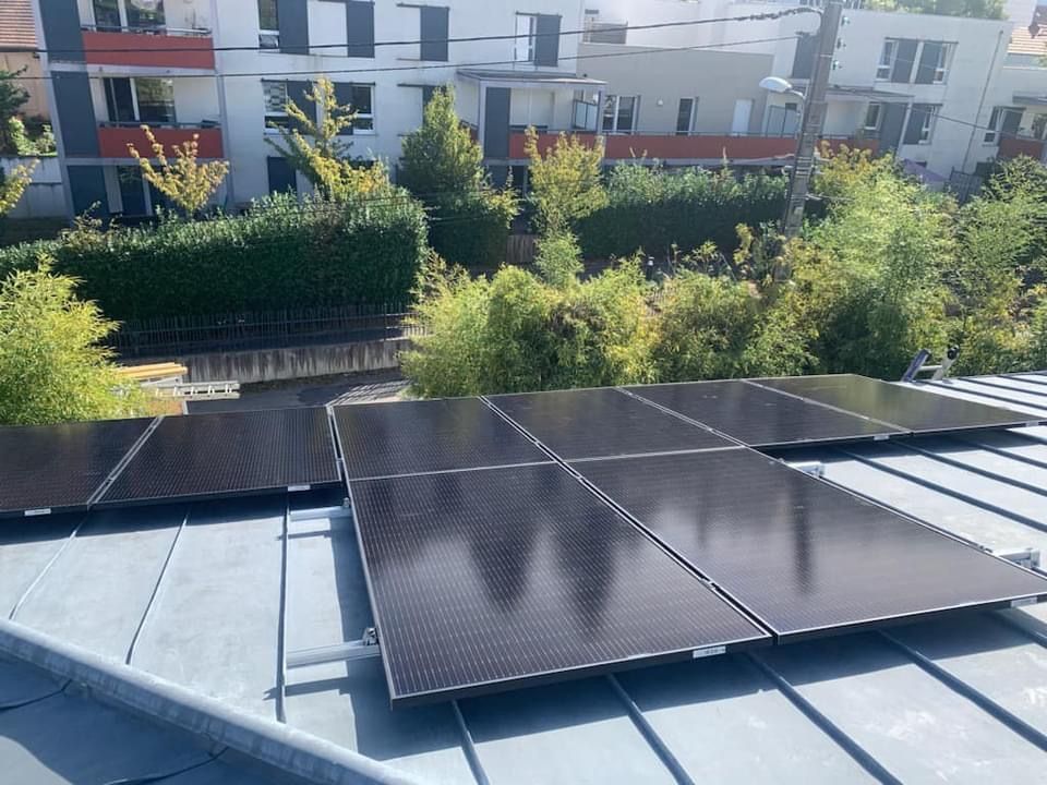 Panneaux solaires sur un toit en bac acier