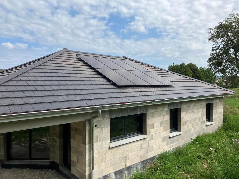 Maison en construction aves des panneaux solaires