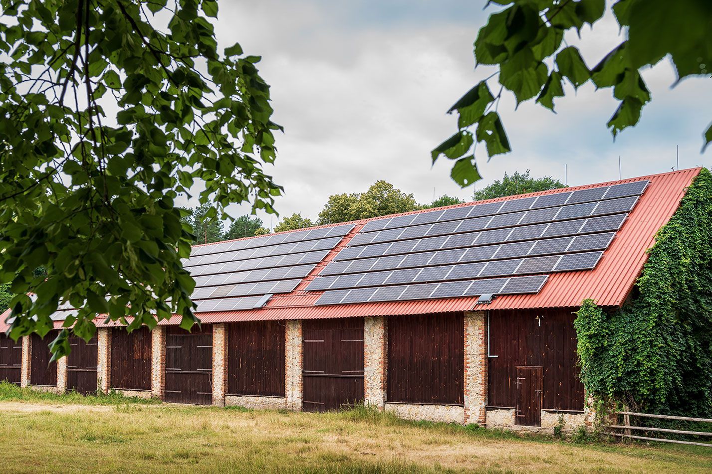 Panneaux solaire installés sur le toit d'une grange