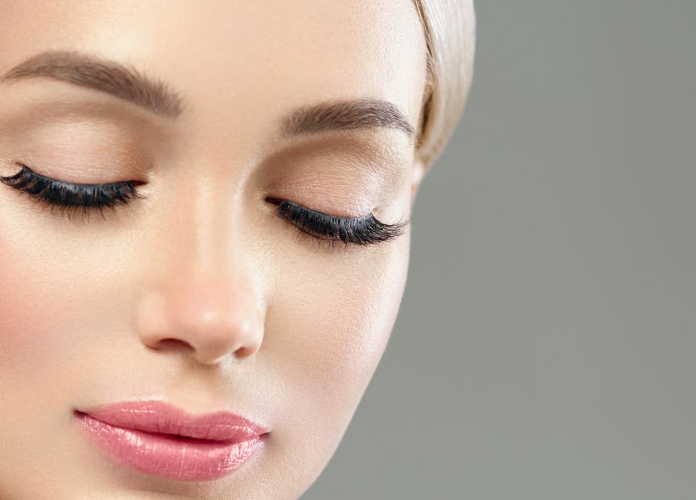 Frau mit einer Wimpernverlängerung