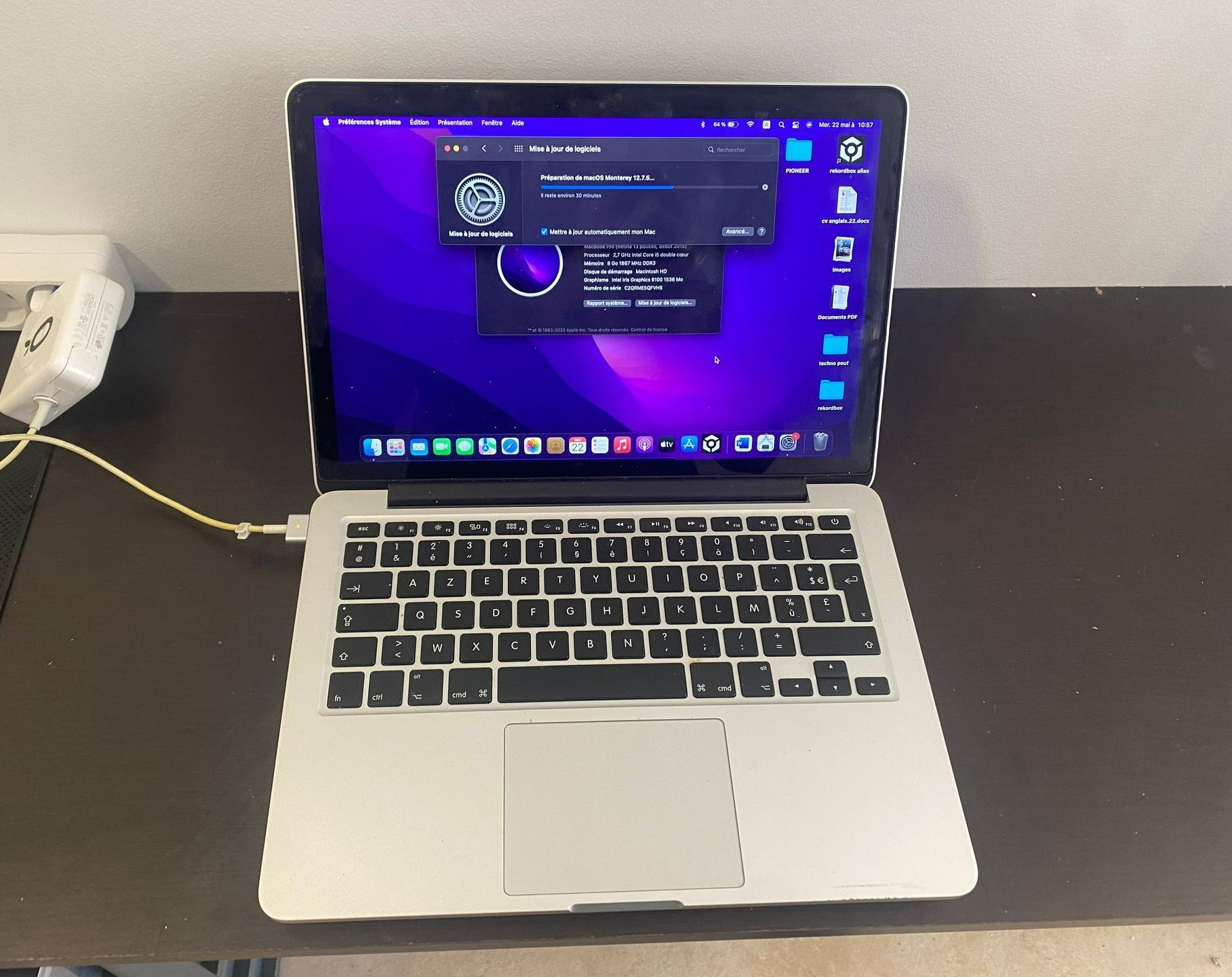 Un ordinateur portable allumé.