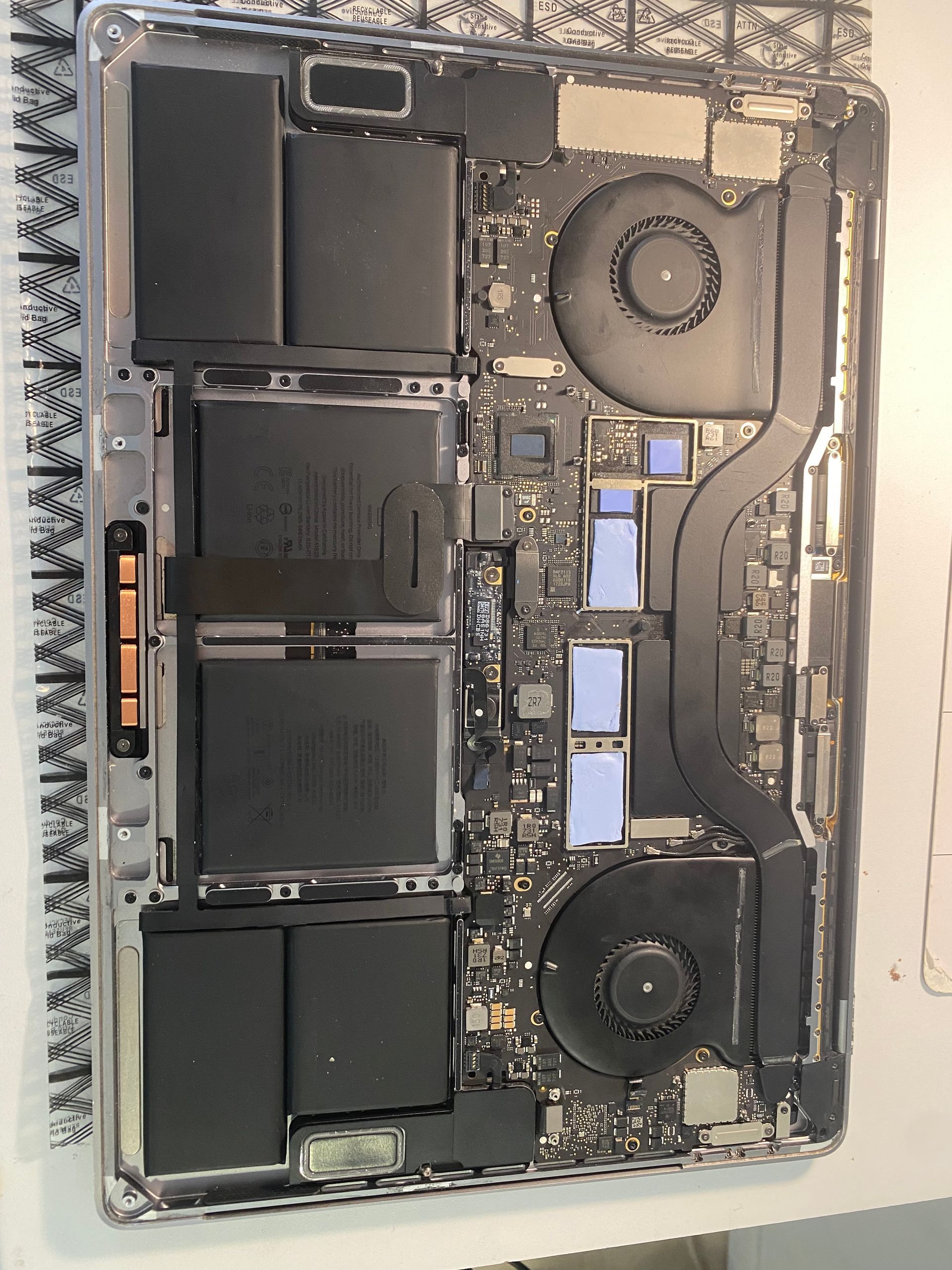 L'intérieur d'un ordinateur portable.