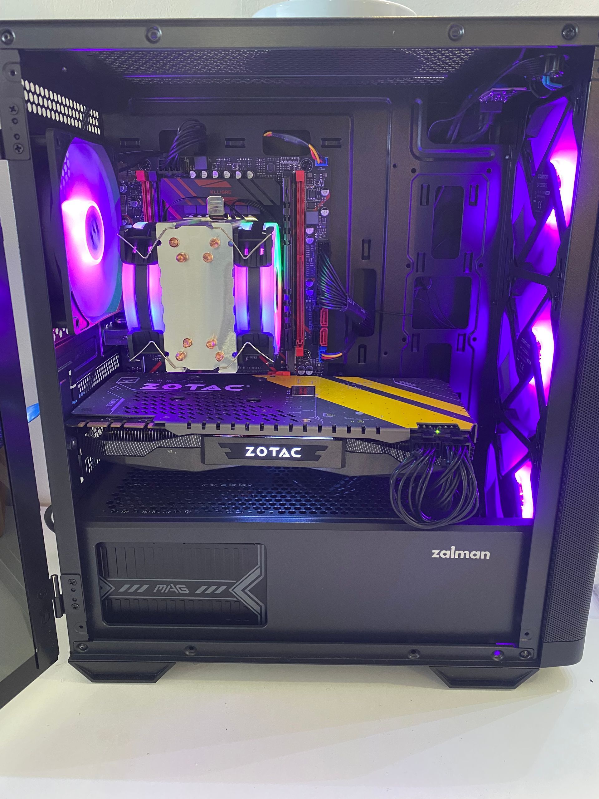 L'intérieur d'une tour d'ordinateur.