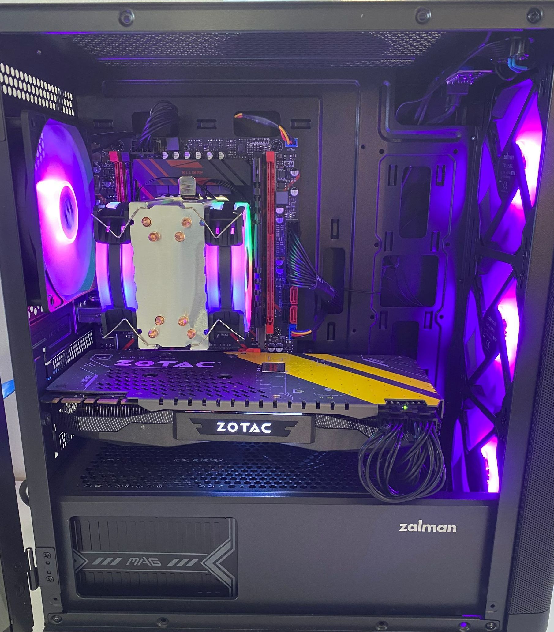 L'intérieur d'une tour d'ordinateur.