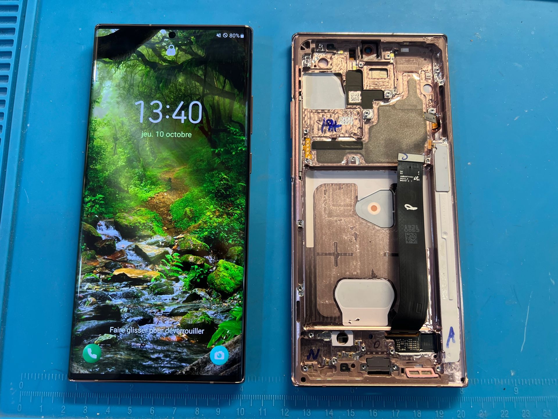 Un smartphone avec un fond d'écran vert.