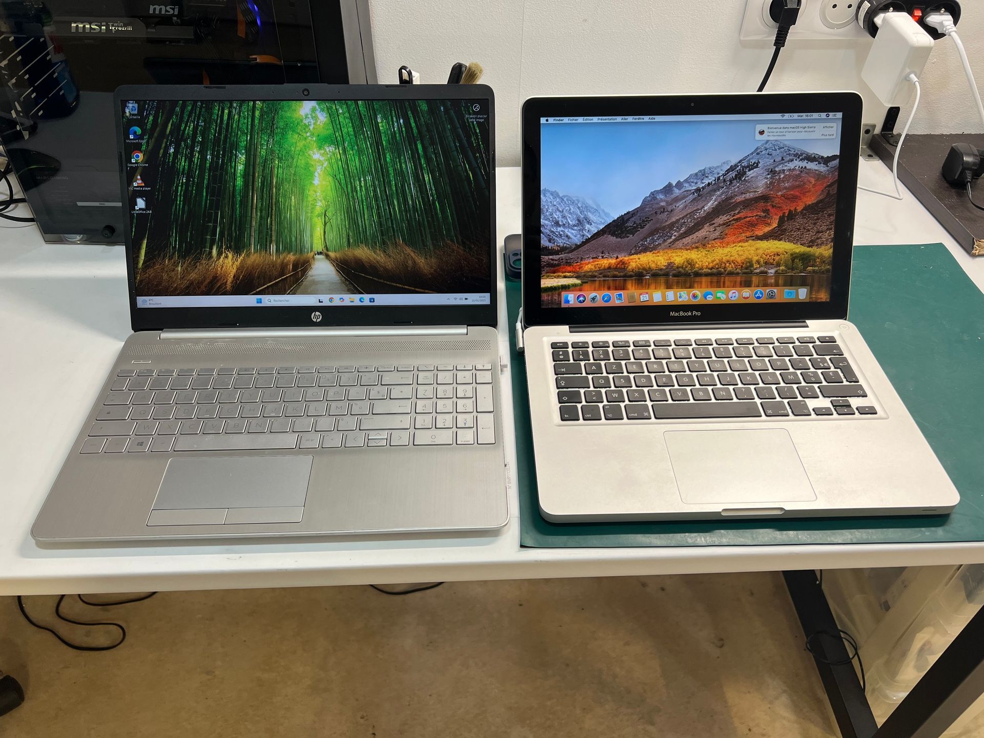 Deux PC portables ouverts.