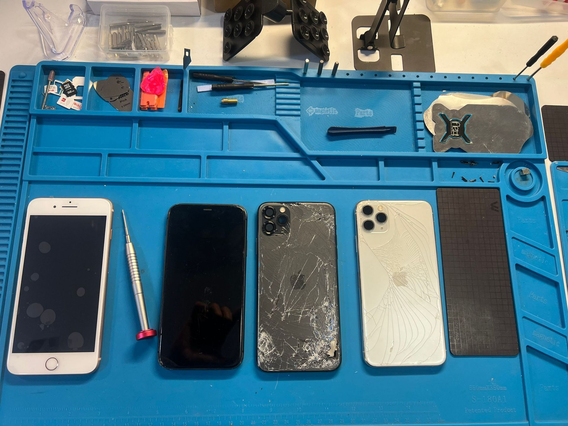 Des téléphones en réparation.