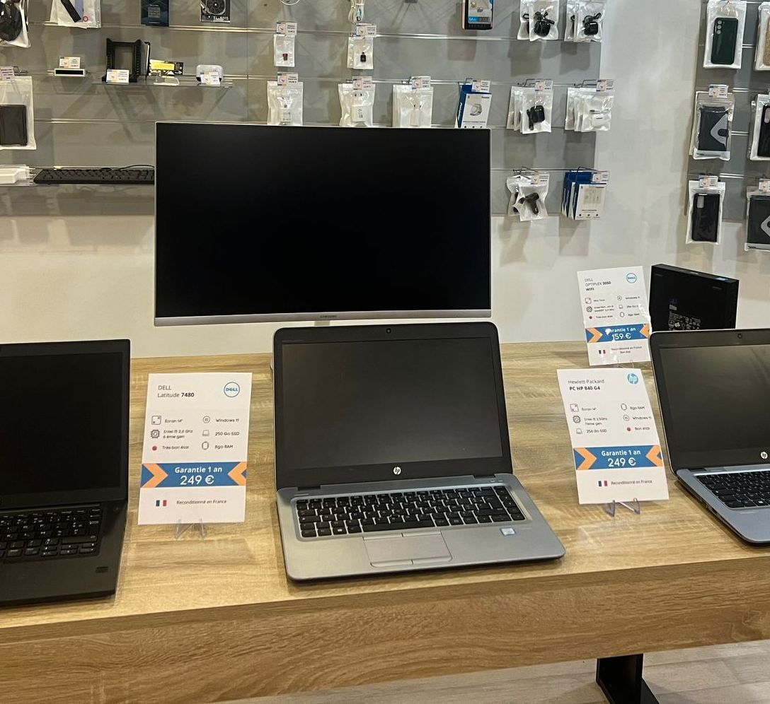 Des ordinateurs sur une table.