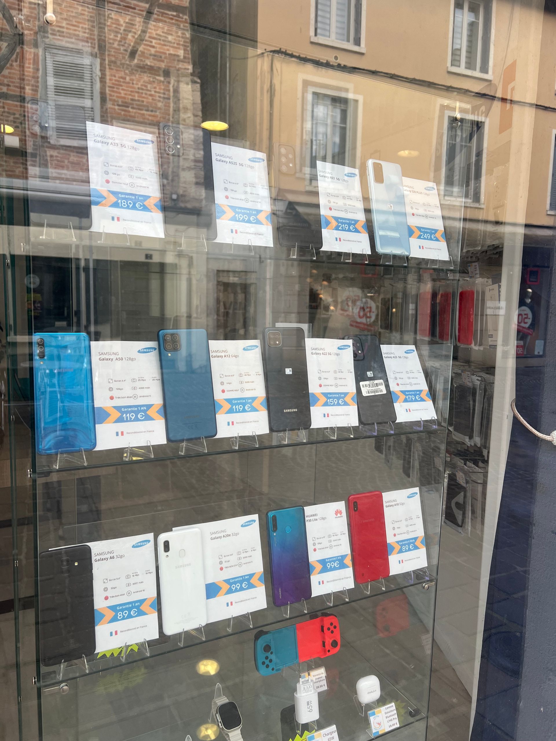 Plusieurs téléphones dans une vitrine.