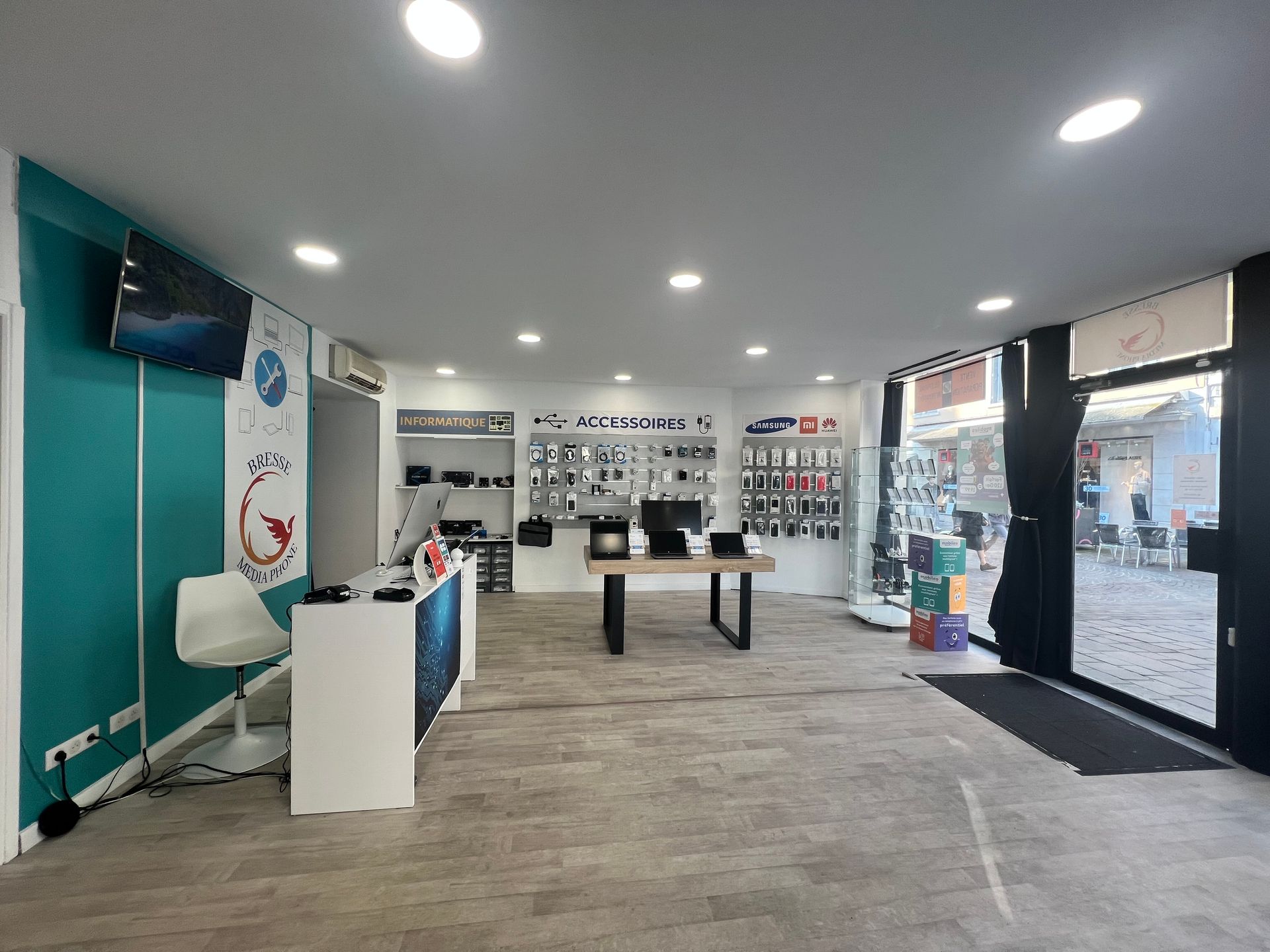 L'intérieur de la boutique Bresse Media Phone.
