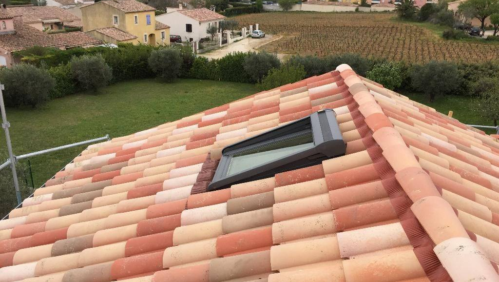 Fenêtre de toit sur une toiture rénovée