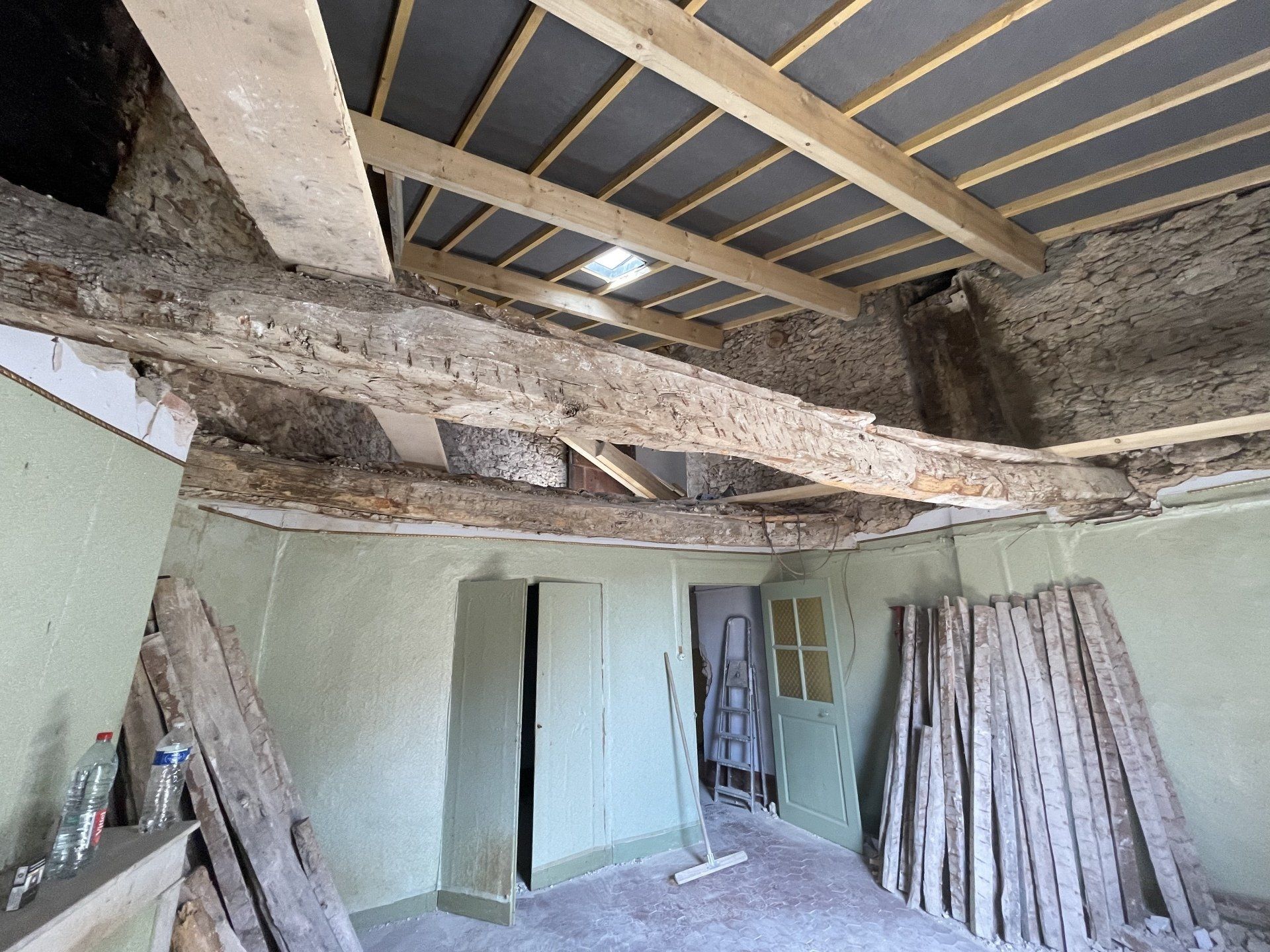 Charpente usée en cours de rénovation
