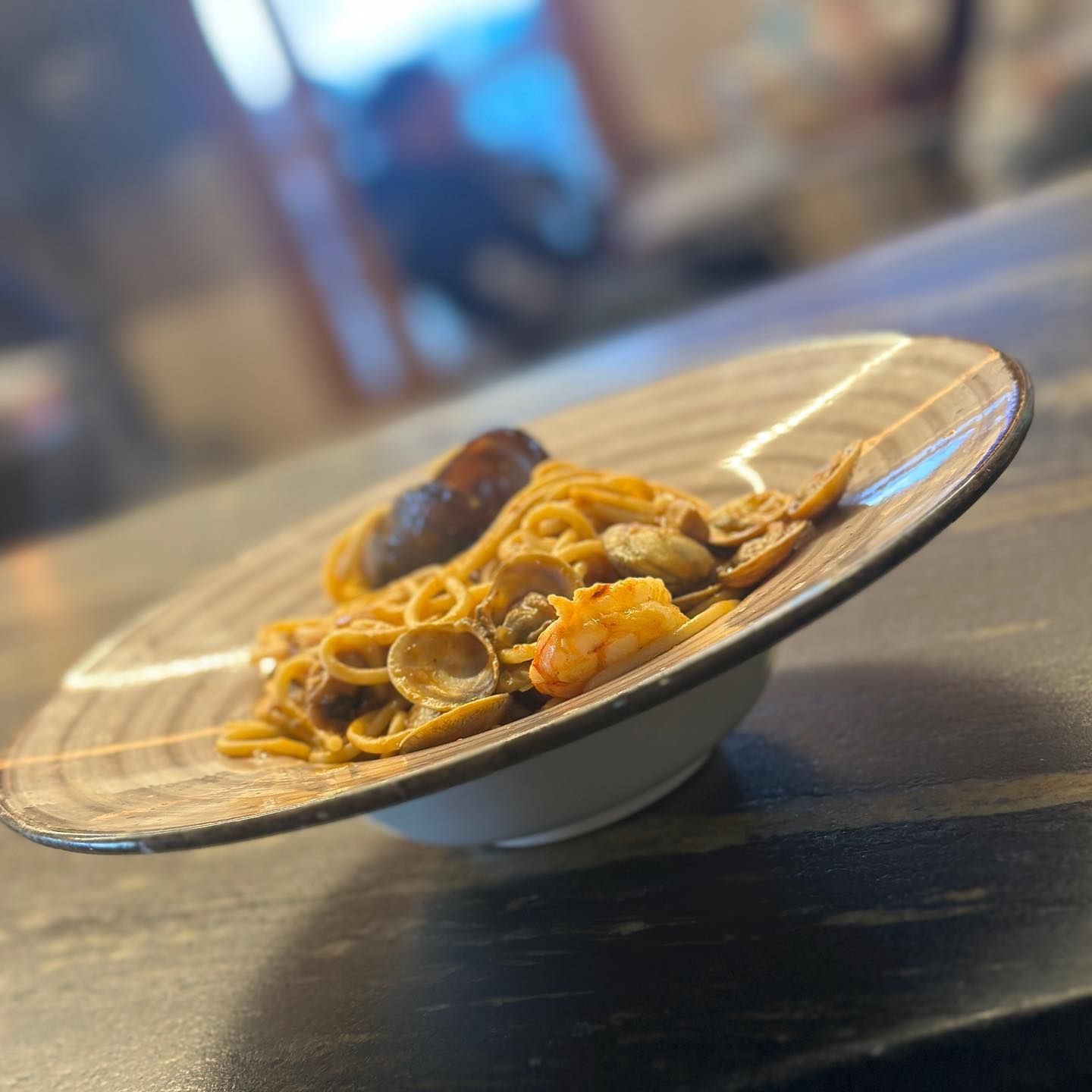 Un primer plano de un plato de comida sobre una mesa.