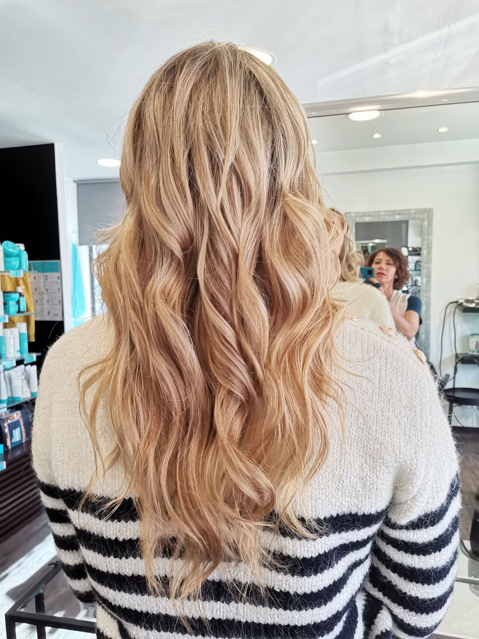 Femme blonde avec les cheveux longs