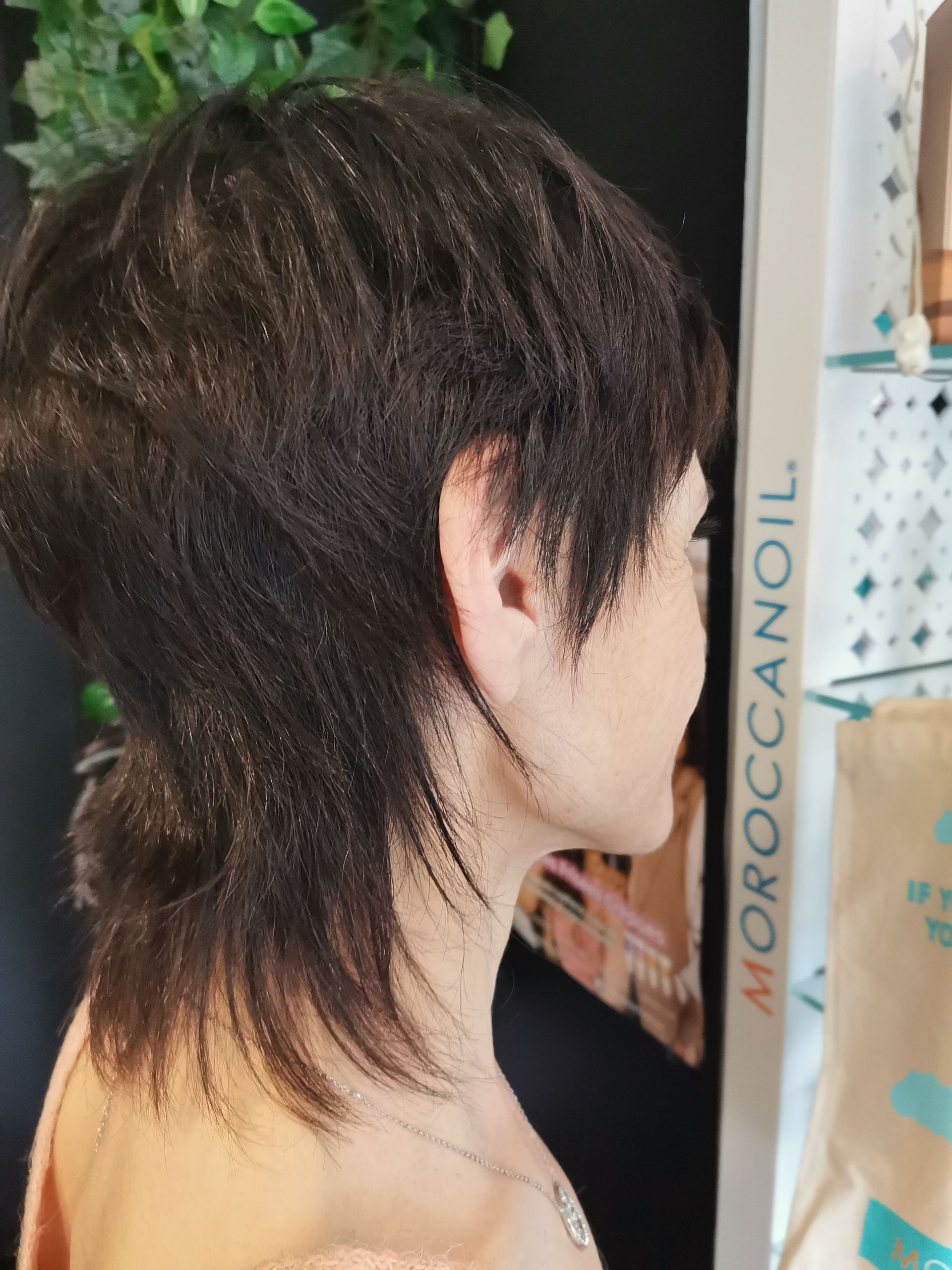 Mannequin avec des cheveux noirs