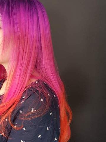 Femme aux cheveux roses