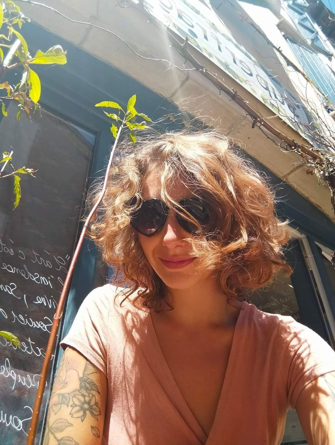 Femme avec un carré en extérieur