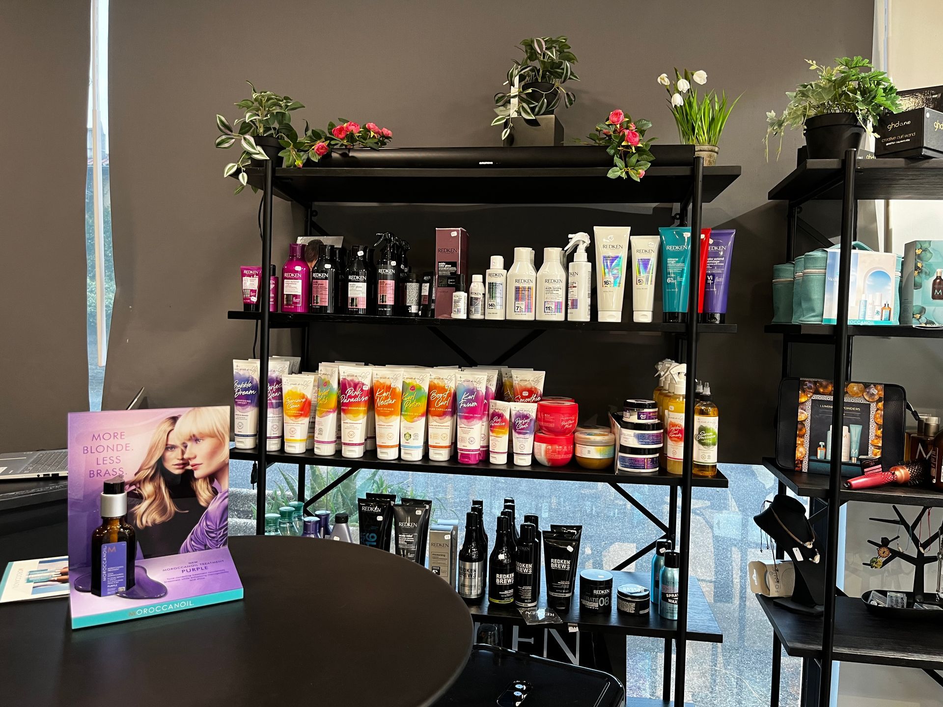 Étagère avec des produits capillaires