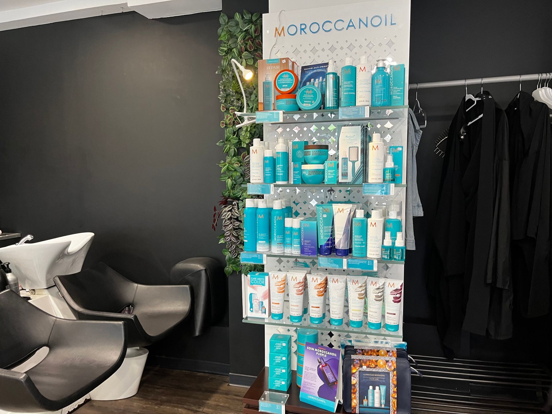Étagère avec des produits Moroccanoil