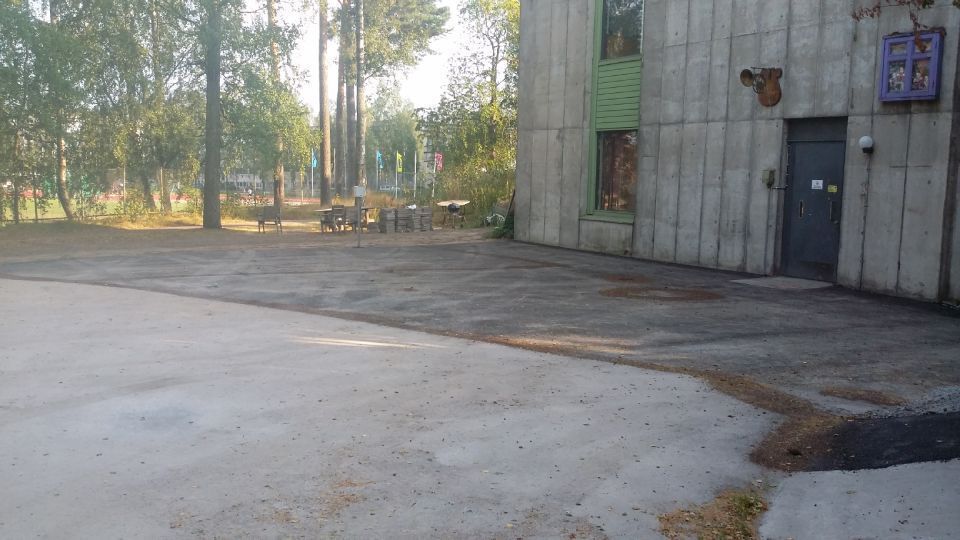 Betonisen teollisuusrakennuksen piha