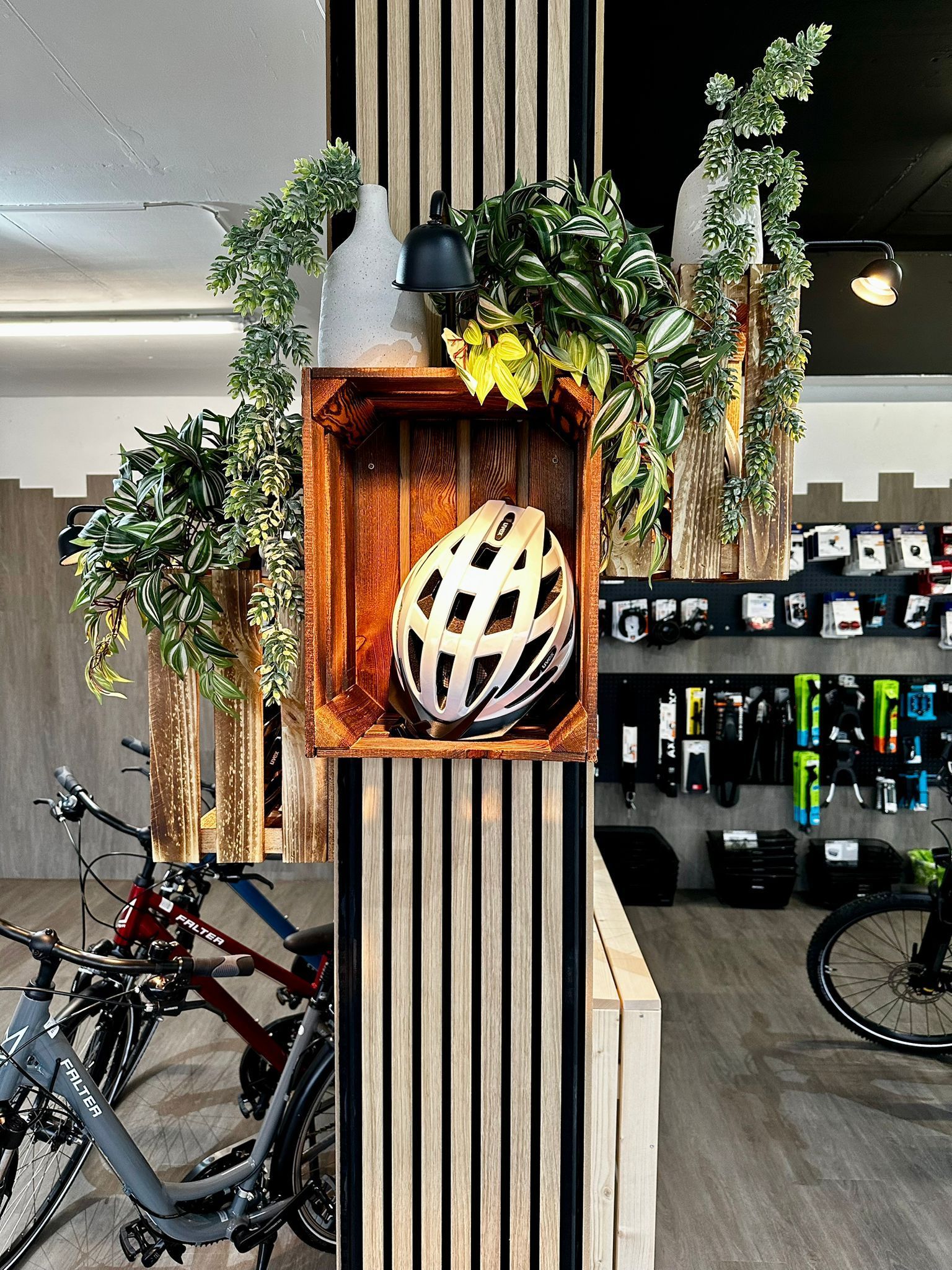 Ein Fahrradhelm liegt in einer Holzkiste in einem Fahrradladen.