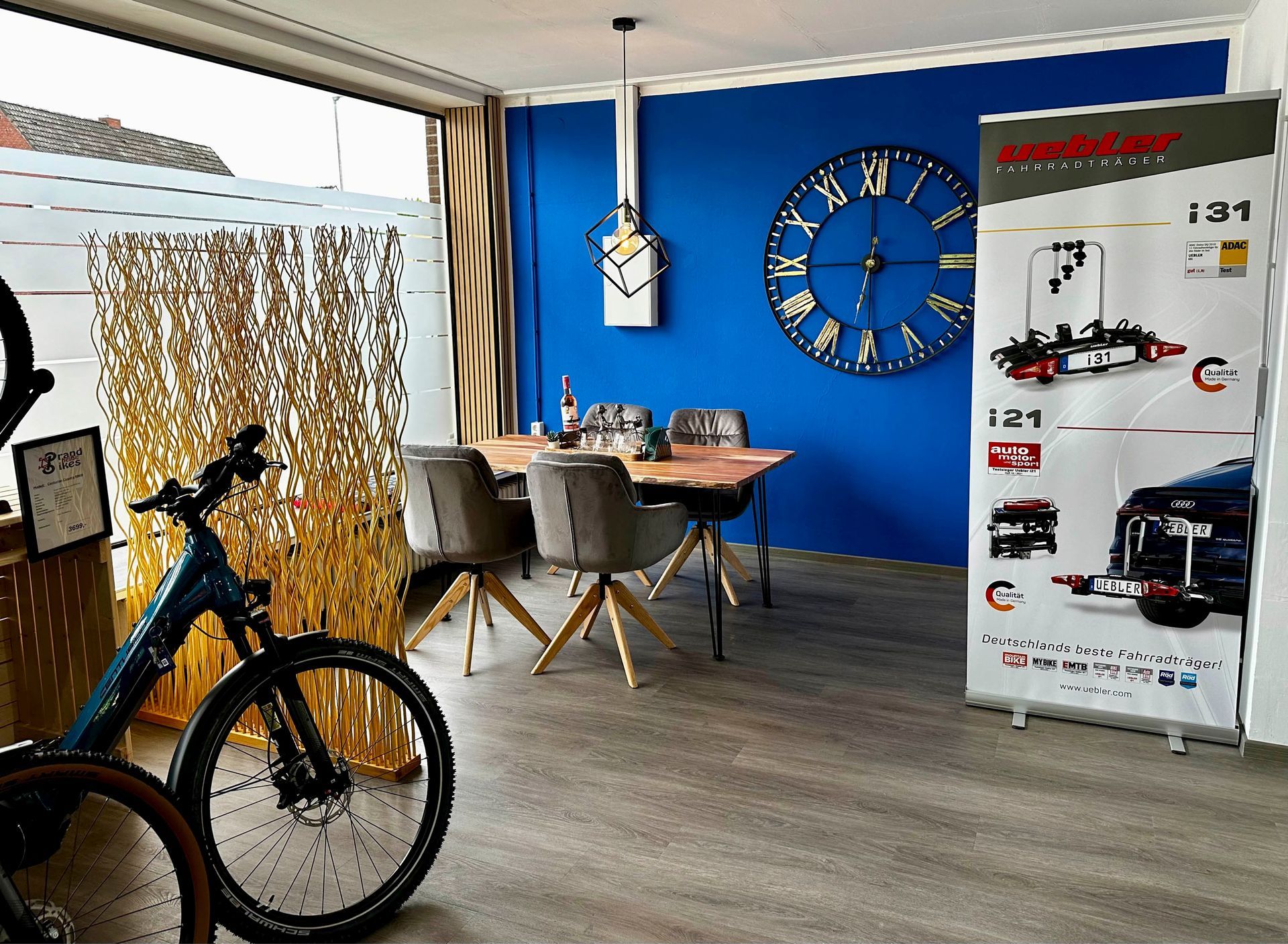 Ein Fahrrad steht in einem Raum mit einer Uhr an der Wand