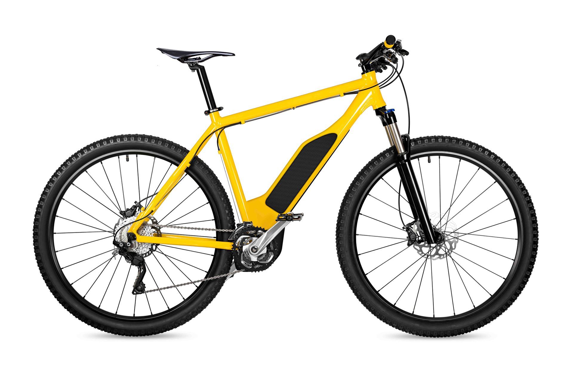 Ein gelbes elektrisches Mountainbike mit einer Batterie auf weißem Hintergrund.