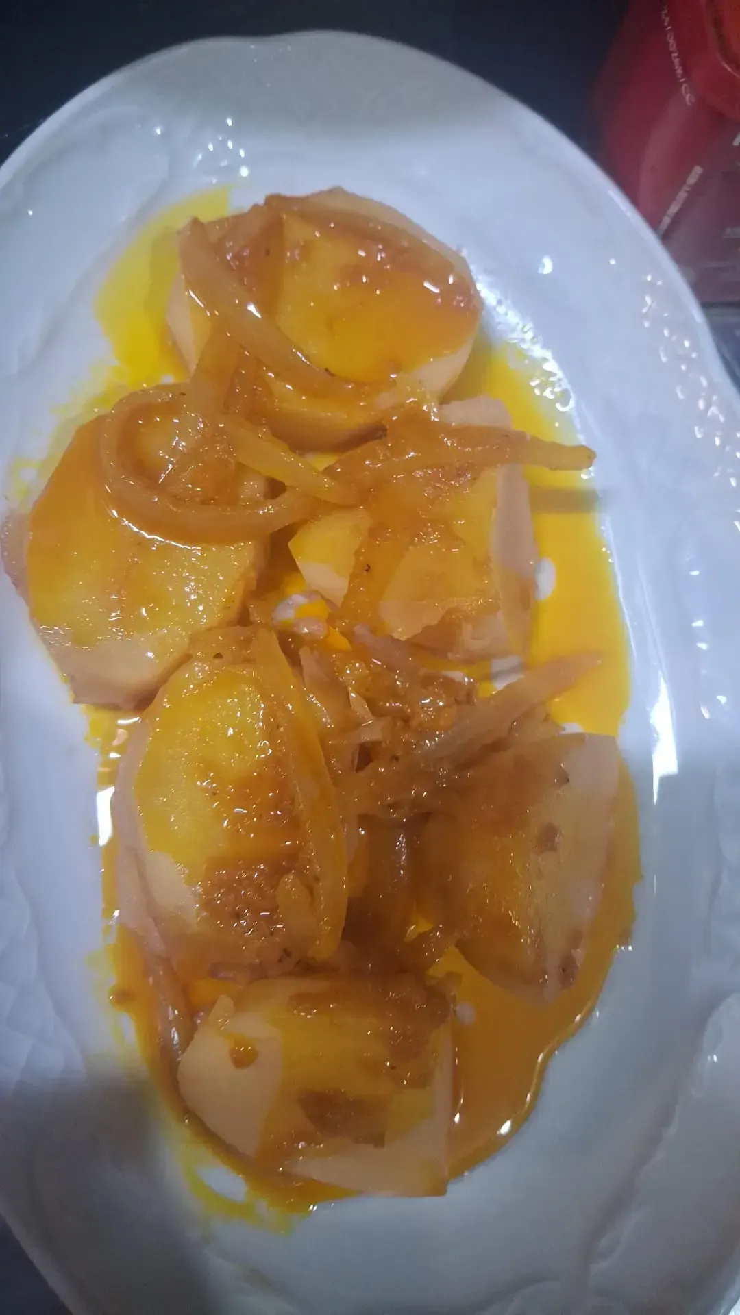 Rodajas de naranja en almíbar dispuestas sobre un plato blanco.