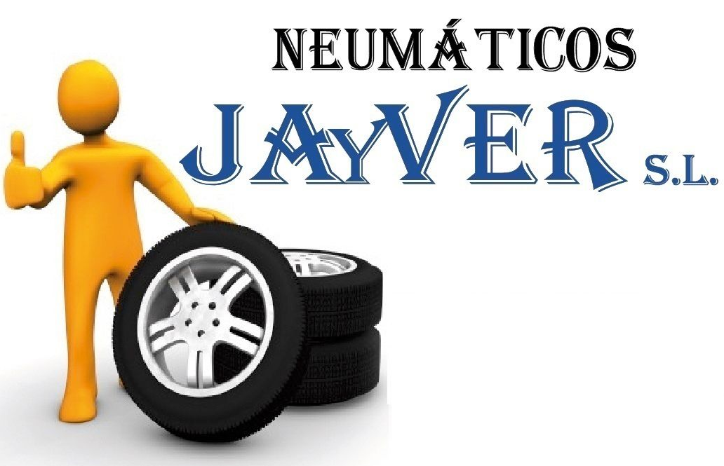 Persona inflando un neumático de automóvil con un compresor de aire, al aire libre.