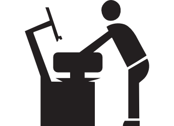 Una persona que opera una máquina con una pantalla y un panel de control.