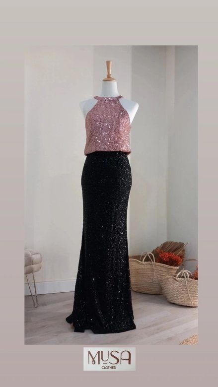 Un maniquí lleva un top rosa y una falda negra.