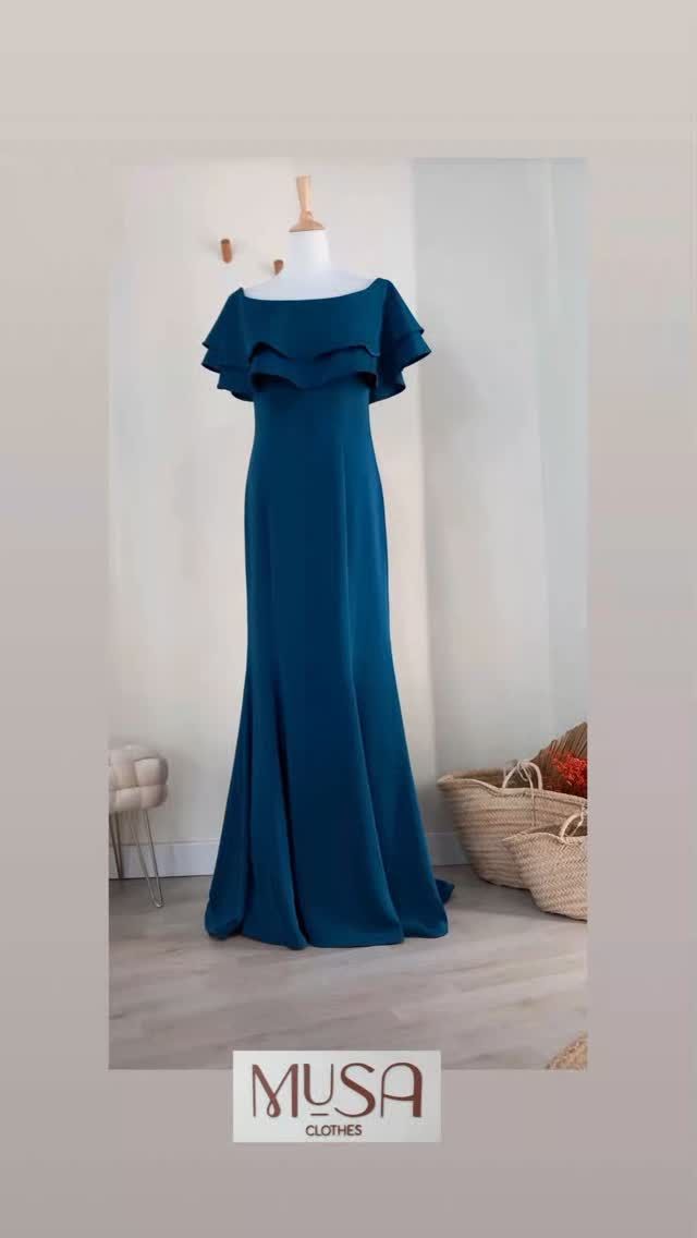 Un vestido azul está sobre un maniquí en una habitación.