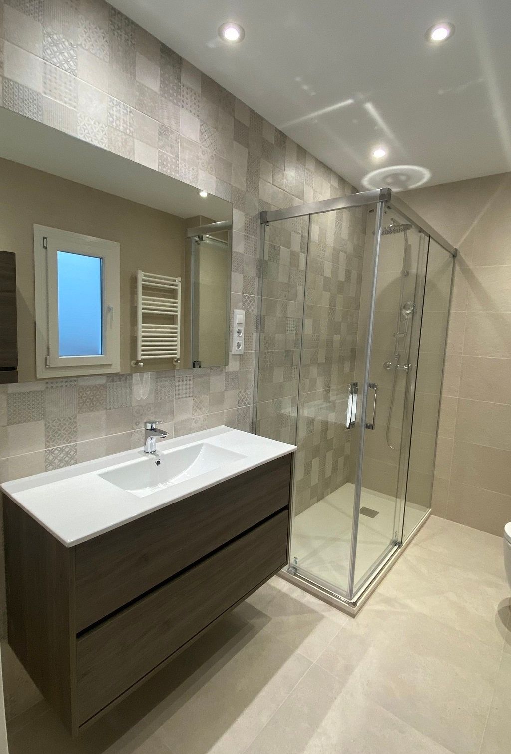Un baño con inodoro, lavabo y ducha.