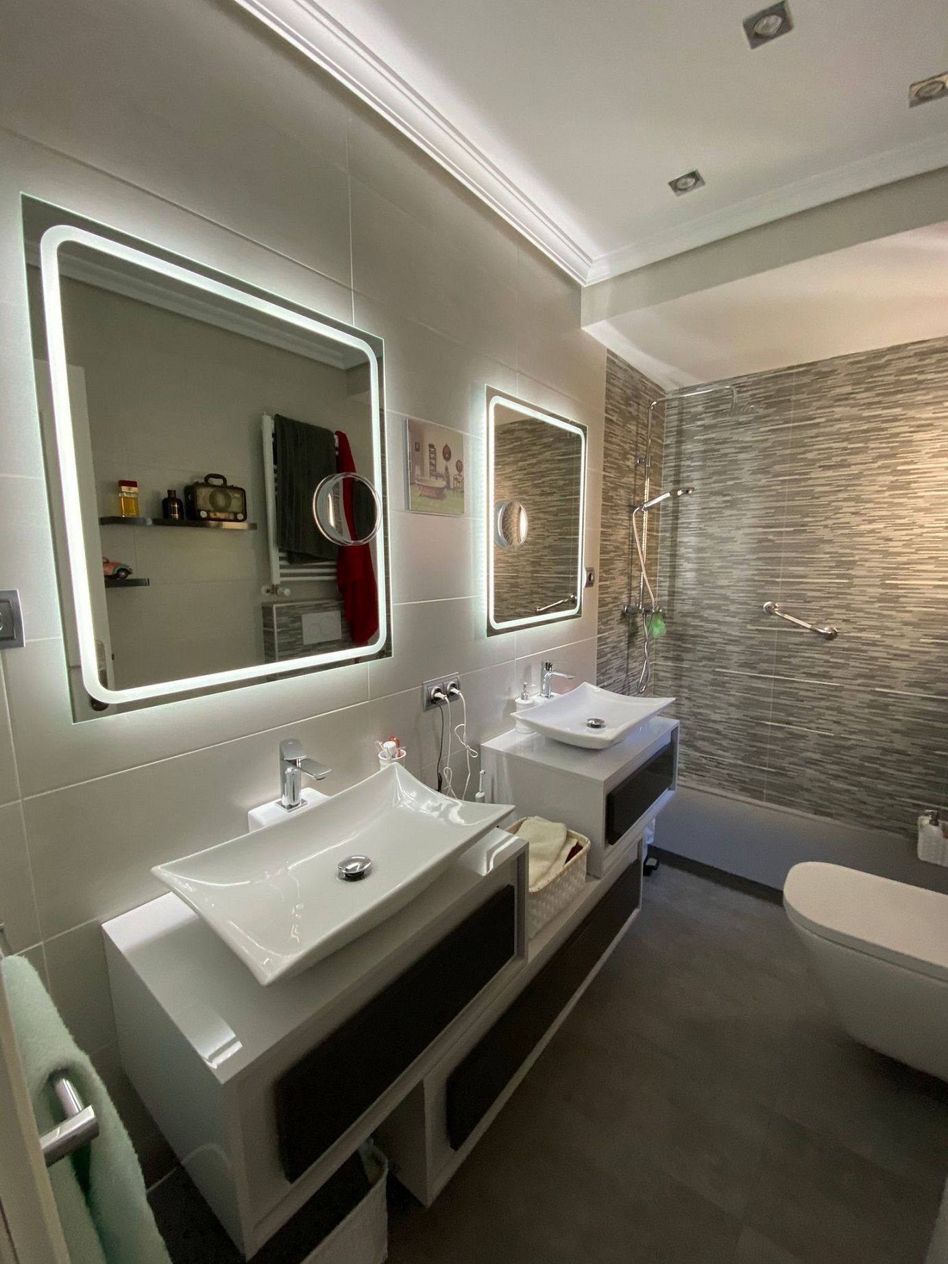 reforma de baño en Madrid, con azulejo blanco, ducha con decorado, muebles de baño de diseño.